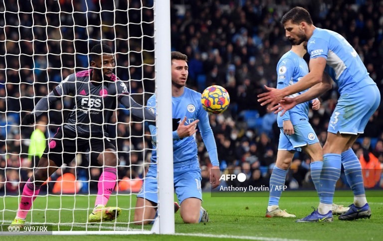 Với việc ghi bàn quá dễ dàng, đội chủ nhà cũng hào phóng để Leicester ghi 3 bàn thắng “làm quà mang về“... Leicester rơi xuống vị trí thứ 10 nhưng vẫn còn 2 trận chưa đấu của lượt đi.