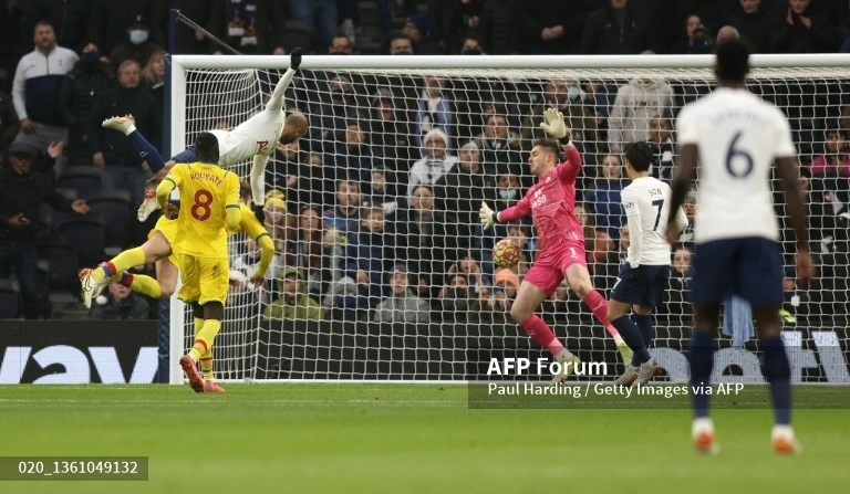Bởi Tottenham cũng có chiến thắng 3-1 trước Crystal Palace trên sân nhà. Harry Kane, Lucas Moura và Son Heung-min là 3 cầu thủ ghi bàn, giúp Spurs có 29 điểm, vươn lên vị trí thứ 5 và hoàn toàn có thể gây sức ép mạnh mẽ lên Top 4, bởi họ thi đấu ít hơn đến 3 trận.