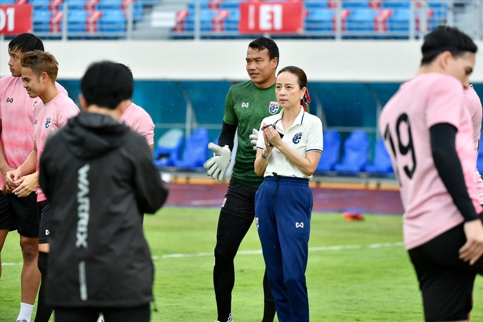 Trưởng đoàn Madam Pang tự hào về thành tích của tuyển Thái Lan tại AFF Cup 2020. Ảnh: Changsuek