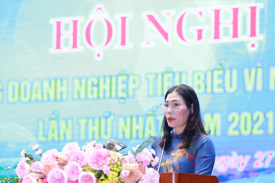 Bà Trịnh Thị Thoa - Chủ tịch Liên đoàn Lao động tỉnh Vĩnh Phúc - phát biểu tại hội nghị. Ảnh: Hải Nguyễn