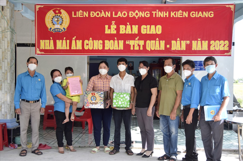 LĐLĐ tỉnh Kiên Giang thực hiện lễ bàn giao Mái ấm Công đoàn cho đoàn viên khó khăn nhà ở tại huyện An Biên. Ảnh: LĐ