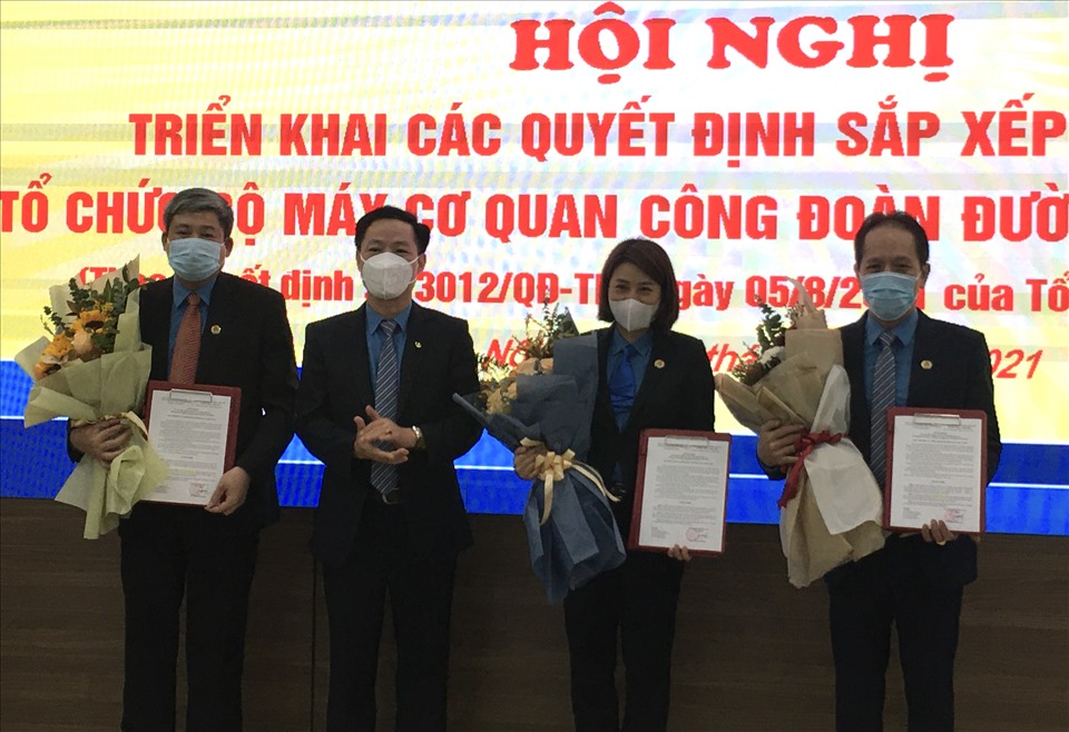 Chủ tịch Công đoàn Đường sắt Việt Nam Mai Thành Phương trao Quyết định cho các đồng chí Trưởng ban. Ảnh: Kiều Vũ