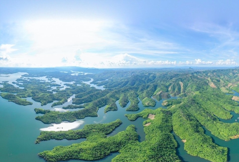 Khu vực hồ Tà Đùng ở xã Đắk Som, huyện Đắk Glong (tỉnh Đắk Nông).