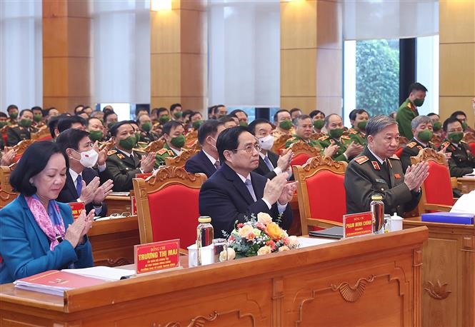 Thủ tướng Phạm Minh Chính với các đại biểu thực hiện nghi lễ chào cờ. Ảnh: Dương Giang/TTXVN