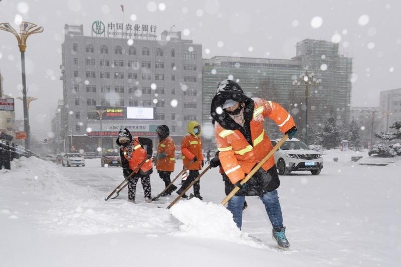 Công nhân vệ sinh dọn tuyết ở thành phố Hắc Long, tỉnh Hắc Long Giang. Ảnh: Tân Hoa Xã