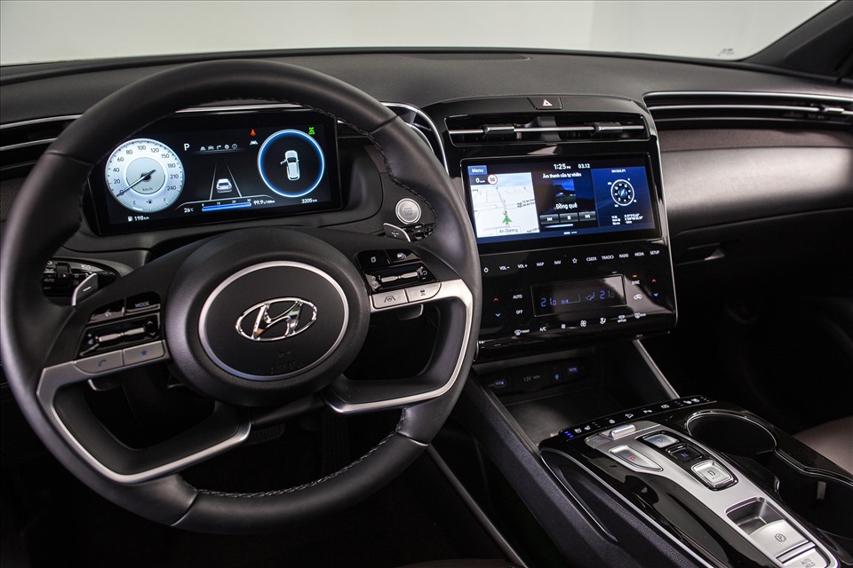Hyundai Tucson tiếp tục mang đến một loạt các trang bị hiện đại như: cần số điện tử điều khiển nút bấm, hệ thống âm thanh Bose 8 loa, cửa sổ trời toàn cảnh, Cruise Control, đèn pha và gạt mưa tự động, sưởi và làm mát ghế, phanh tay điện tử, gạt mưa tự động, Dừng xe thông minh Autohold, phanh tay điện tử, Camera 360…