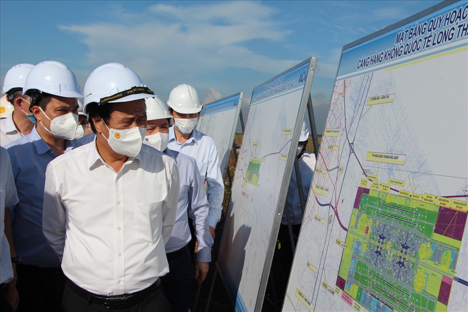 Phó thủ tướng Lê Văn Thành kiểm tra tiến độ dự án sân bay Long Thành. Ảnh: Hà Anh Chiến