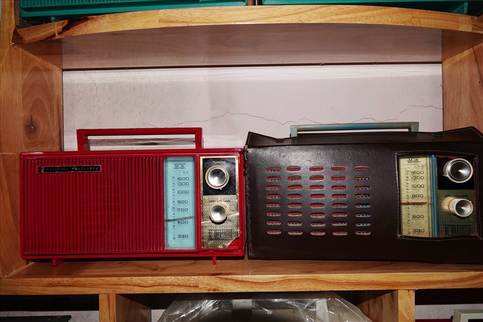 Bộ sưu tập hơn 200 máy Radio cassette cũ được trưng bày khắp các ngóc ngách trong nhà anh Hiếu.