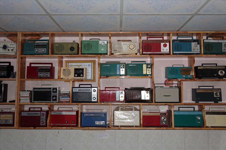 Khoảng 2 năm nay, anh Nguyễn Tấn Hiếu mới bắt đầu sưu tập những chiếc máy cassette, đèn dầu nhưng trong anh đã sở hữu nhiều chiếc có giá về dòng thời gian mà nhiều người mong ước.