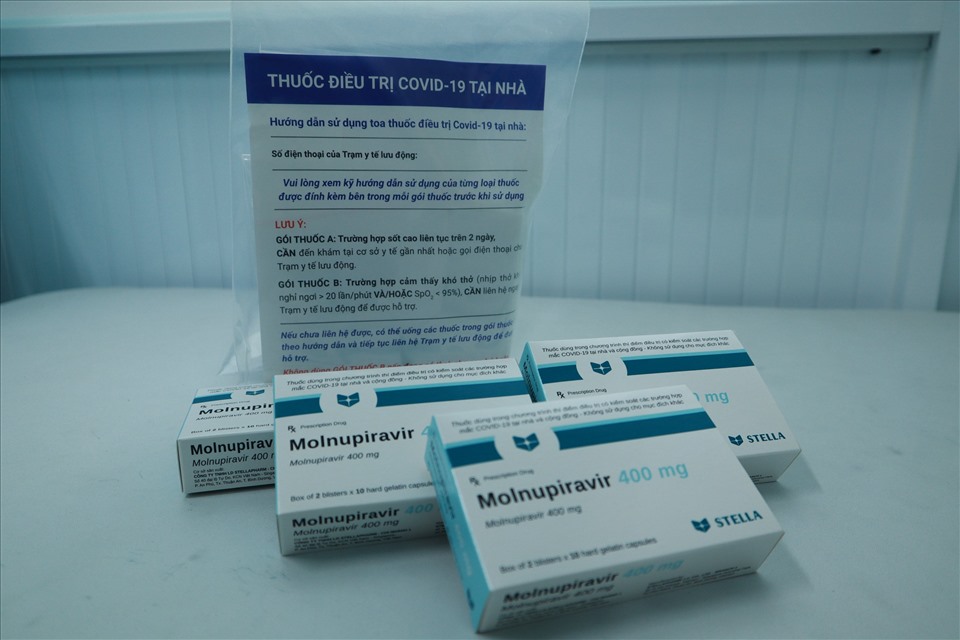 Gói thuốc C điều trị tại nhà có thuốc đặc trị Molnupiravir. Ảnh: Nguyễn Ly