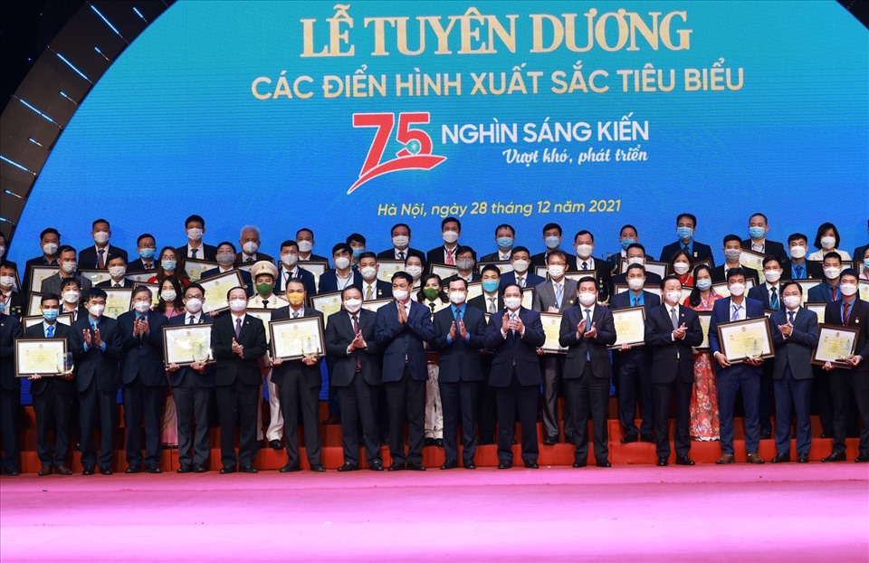 Lãnh đạo Đảng, Nhà nước chụp ảnh lưu niệm với các tập thể, cá nhân được tôn vinh tại buổi lễ. Ảnh: Hải Nguyễn