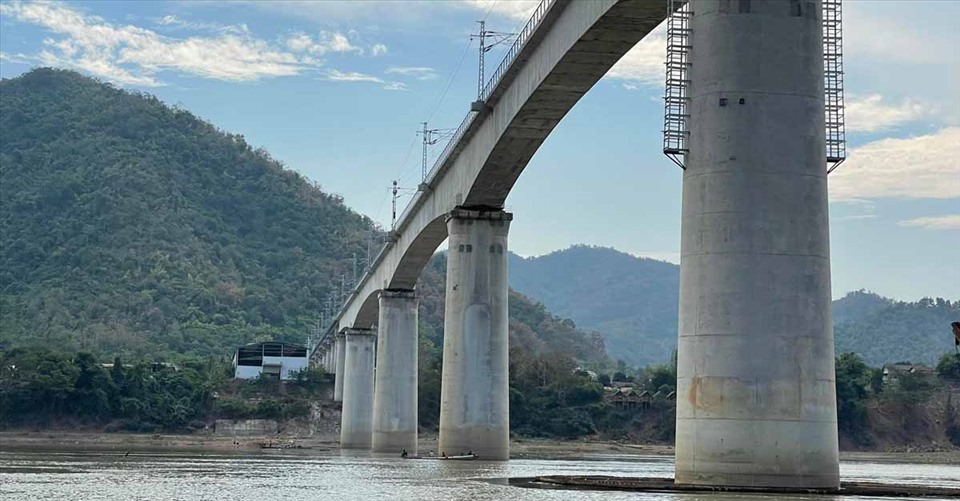 Cầu đường sắt Lào-Trung bắc qua sông Mekong ở Luang Prabang. Ảnh: Laotian Times