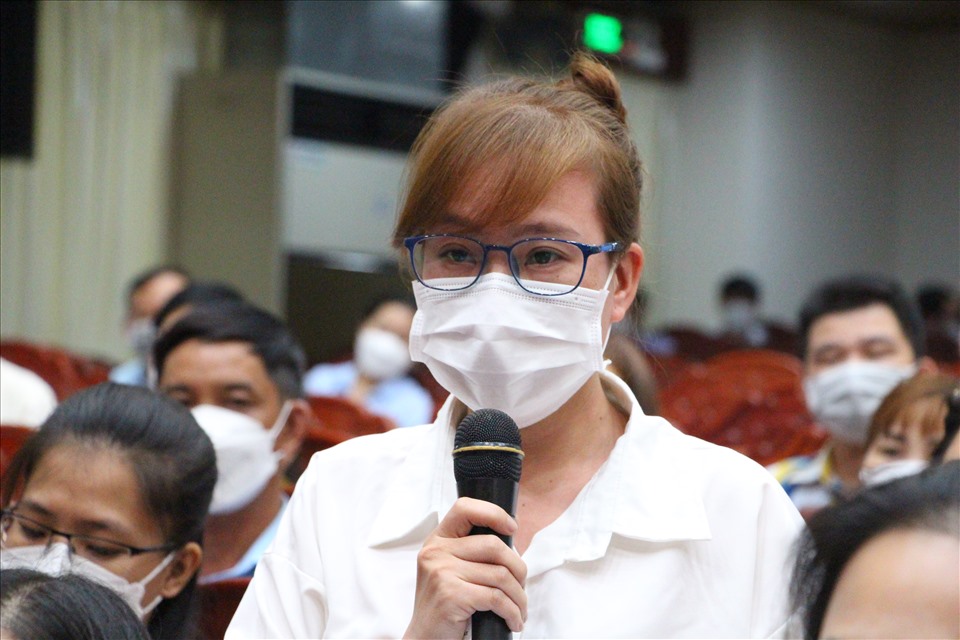 Người lao động đặt nhiều câu hỏi tập trung vào các vấn đề nhà ở cho công nhân. Ảnh: Hà Anh Chiến