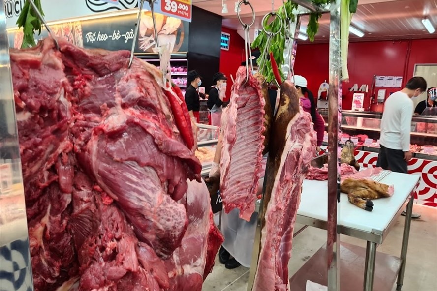 Giá lợn hơi giảm, giá thịt lợn ổn định nhưng sức mua trên thị trường không cao. Ảnh: Vũ Long