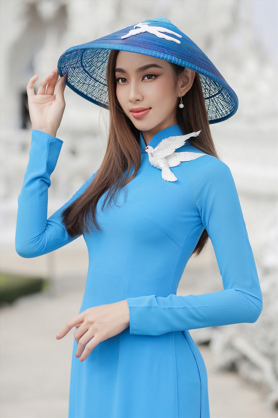 Sau đăng quang Miss Grand International 2021, Thuỳ Tiên gây chú ý với loạt trang phục gợi cảm. Chính bởi vậy hình ảnh mới nhất của cô trong tà áo dài đã nhận được nhiều sự chú ý. Ảnh: Sen Vàng.