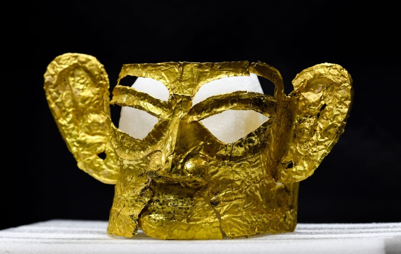 Mặt nạ vàng 3.000 tuổi ở di chỉ khảo cổ Tam Tinh Đôi, Trung Quốc. Ảnh: Tân Hoa Xã
