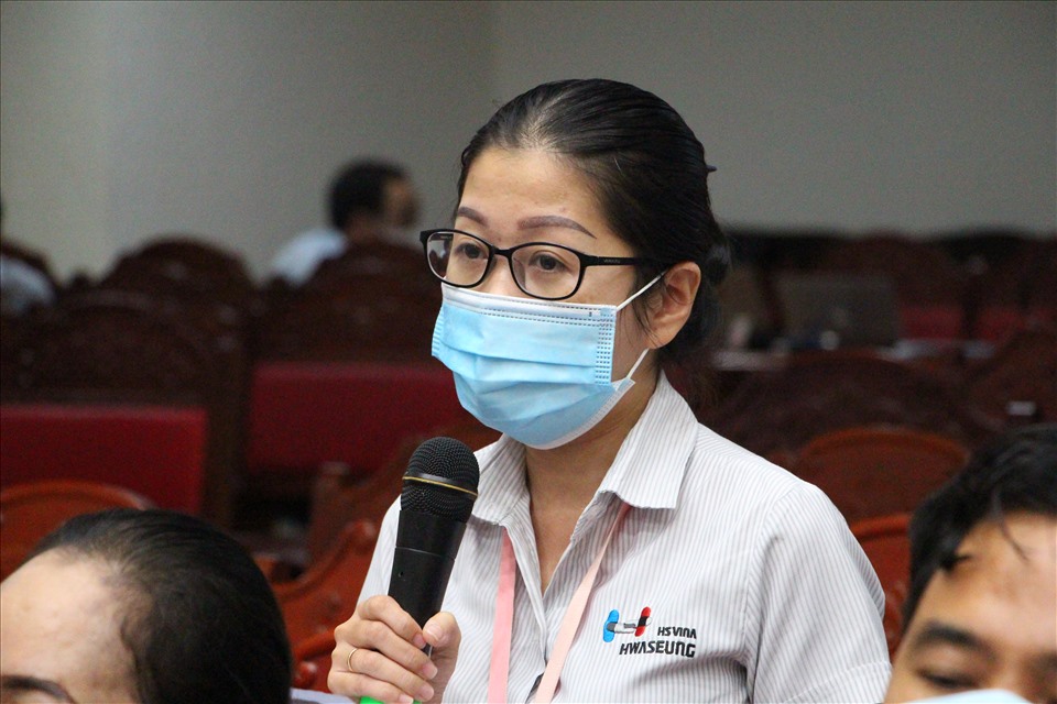 Đoàn viên người lao động tại Công ty TNHH Hwaseung Vina, Nhơn Trạch - đặt câu hỏi với Bí thư Nguyễn Hồng Lĩnh. Ảnh: Hà Anh Chiến