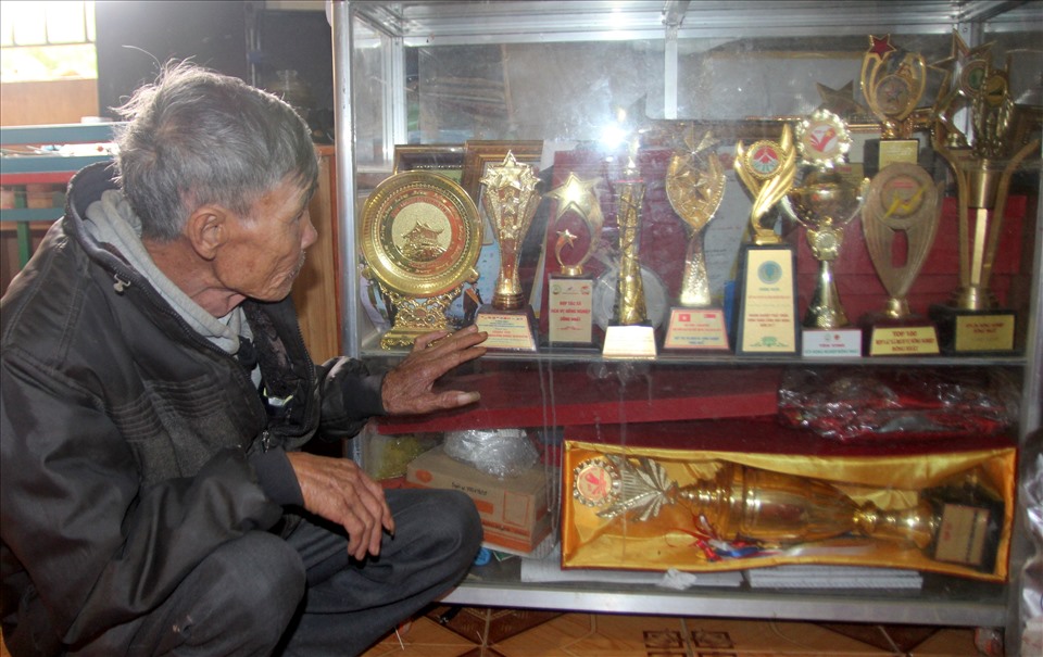 Lão nông 73 tuổi ở Đắk Lắk đã giành được nhiều giải thưởng về nông dân sản xuất kinh doanh giỏi cấp huyện, tỉnh, trung ương. Ảnh: Phan Tuấn