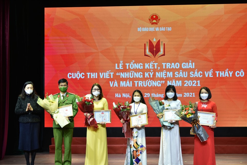 Bà Trần Lưu Hoa – Phó Giám đốc Sở GDĐT Hà Nội trao giải Khuyến khích cho các tác giả.