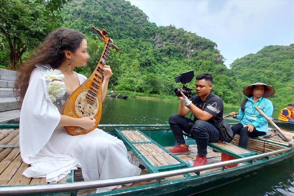 Công việc quay phim của anh Nguyễn Mạnh Hùng những ngày dịch chưa bùng phát.