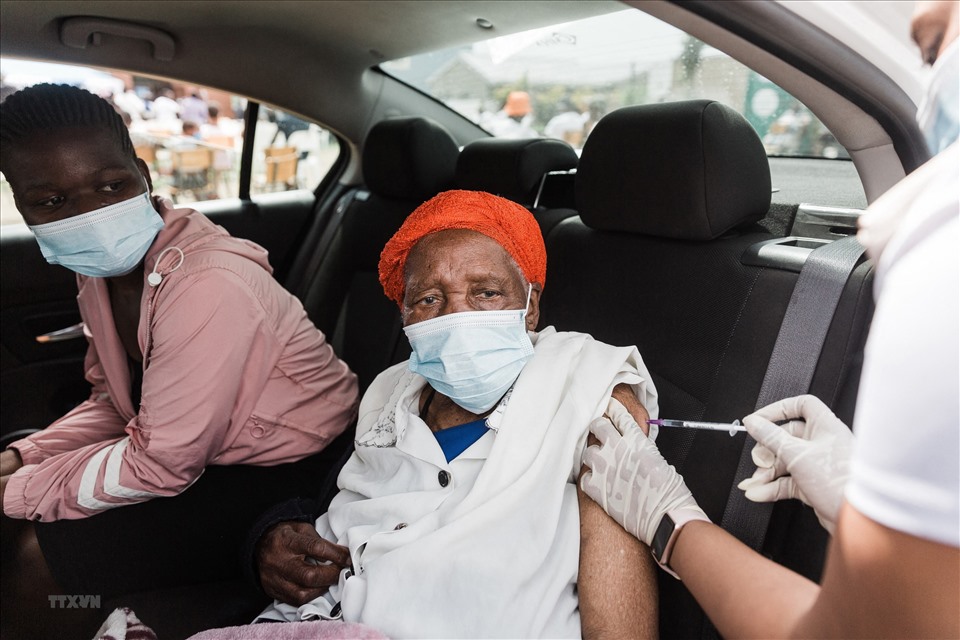 Tiêm vaccine COVID-19 ở thị trấn Bhambayi, phía Bắc Durban, Nam Phi. Ảnh: AFP/TTXVN