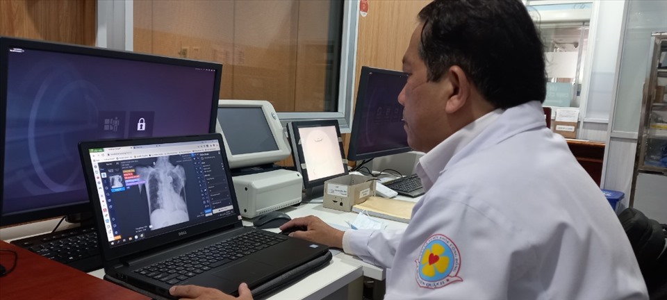 Bác sĩ Bệnh viện dã chiến Quận 11 (thành phố Hồ Chí Minh) sử dụng DrAid chẩn đoán COVID-19.