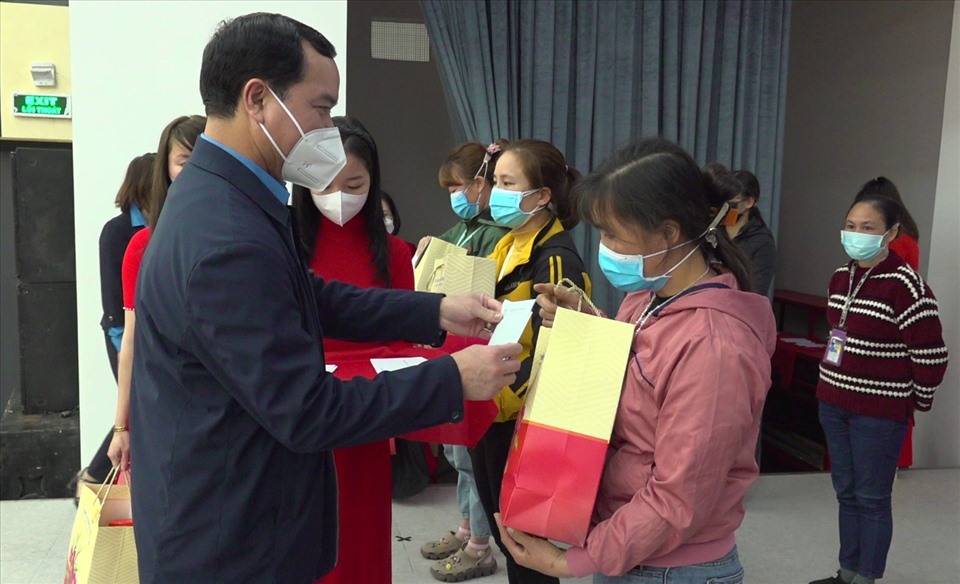 Chủ tịch Tổng LĐLĐ Việt Nam trao quà cho các công nhân có hoàn cảnh khó khăn. Ảnh: Q.D
