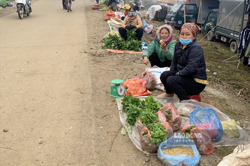 Có mặt tại chợ phiên Vân Sơn, PV như được hòa chung vào với niềm hân hoan luôn hiện rõ trên nét mặt mỗi người dân.