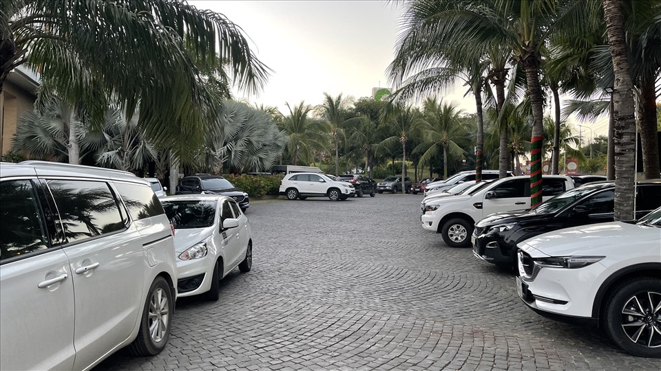 Một số resort kín xe ôtô của du khách tại sân bãi là tín hiệu vui cho du lịch Bình Thuận. Ảnh: DT