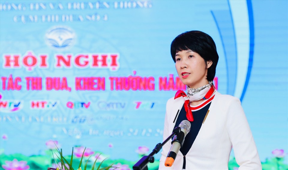 Bà Hoàng Thị Phương Huệ, Phó Giám đốc Đài PTTH tỉnh Thừa Thiên Huế phát biểu tại Hội nghị