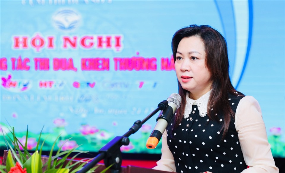 Bà Trần Thị Phương Hoa, Phó Giám đốc Đài PTTH tỉnh Hà Tĩnh phát biểu                tại Hội nghị
