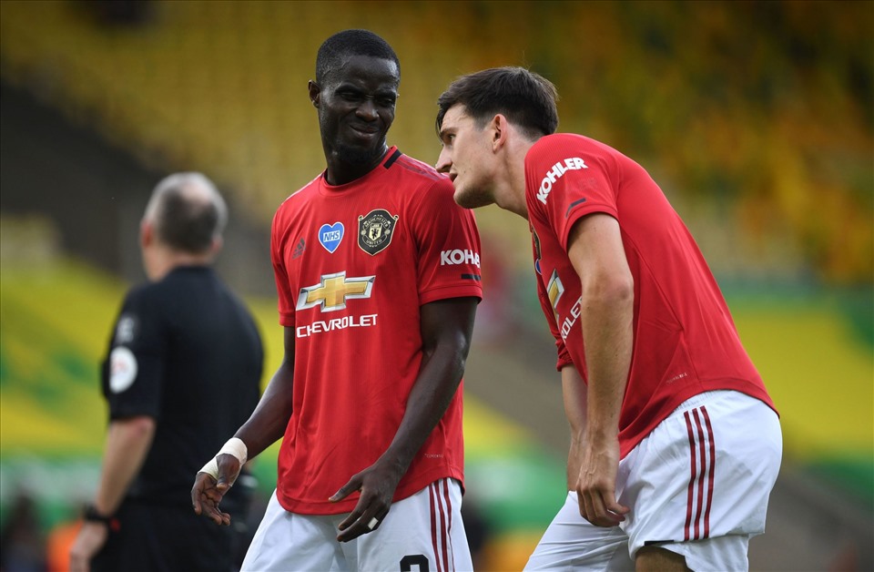 Bailly và Maguire bằng mặt nhưng không bằng lòng. Ảnh: Premier League