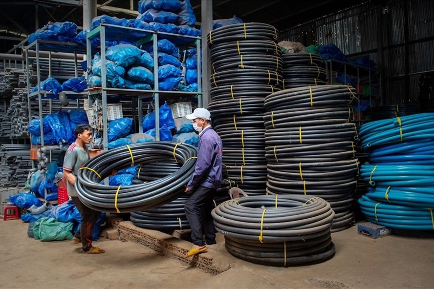 Người lao động Đắk Nông làm việc cho nhà máy sản xuất ống nước nhựa ở xã Nhân Cơ, huyện Đắk R'lấp, tỉnh Đắk Nông. Ảnh: Bảo Lâm
