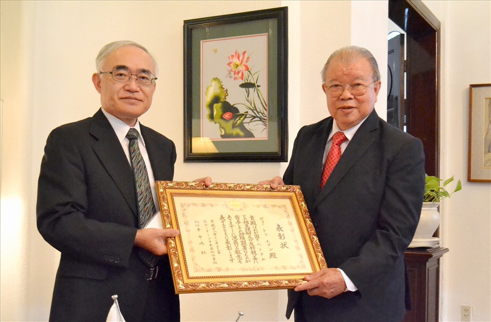 Tổng lãnh sự Nhật Bản tại TP. Hồ Chí Minh trao Bằng khen của Bộ trưởng Bộ Ngoại giao Nhật Bản cho GS.TS Võ Tòng Xuân vì những thành tựu đã đạt được sau khi tốt nghiệp tiến sĩ tại Nhật Bản. Ảnh: LT
