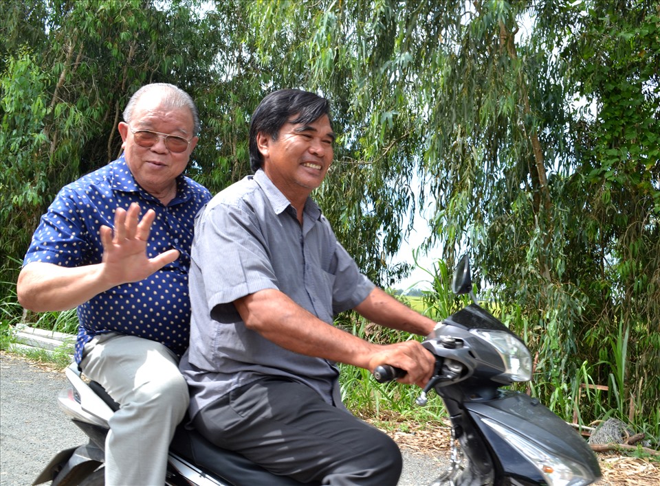 “Vua lúa giống” Nguyễn Lợi Đức (Tri Tôn - An Giang) chở GS.TS Võ Tòng Xuân tham quan nội vi trang trại của mình bằng xe môtô. Ảnh: LT