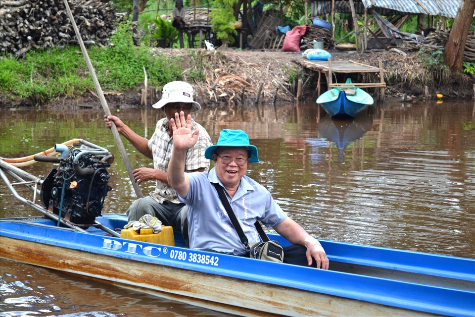 GS.TS Võ Tòng Xuân trong lần đi thực tế nông nghiệp ở vùng U Minh. Ảnh: LT