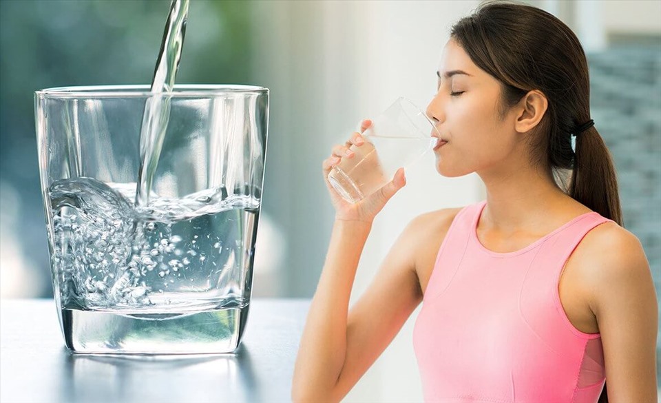 Uống nhiều nước không phải lúc nào cũng tốt cho sức khỏe. Nhu cầu cấp nước của mỗi cơ thể là khác nhau. Nếu phải hoạt động nhiều và chơi thể thao, hãy uống nhiều hơn. Nếu có vấn đề về thận hoặc tim mạch, hãy uống ít hơn. Cân đối và sử dụng khoảng 2 lít nước mỗi ngày.