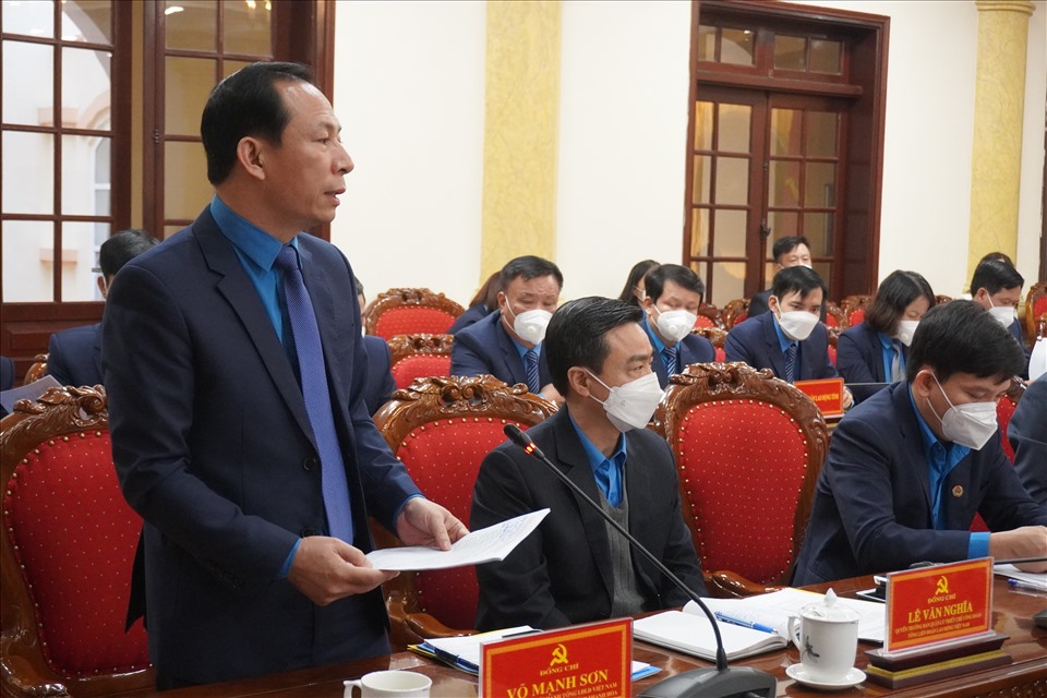 Ông Võ Mạnh Sơn - Chủ tịch LĐLĐ tỉnh Thanh Hoá báo cáo kết quả hoạt động công đoàn năm 2021, phương hướng, nhiệm vụ 2022. Ảnh: Quách Du