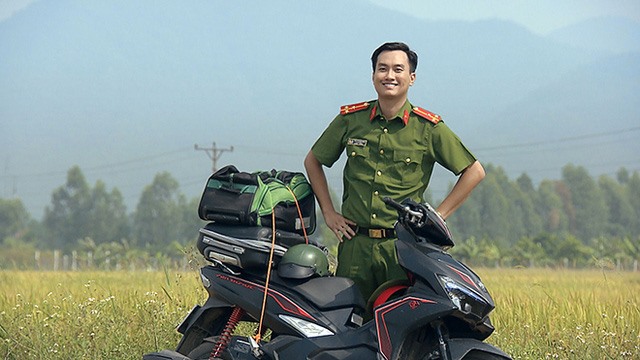 Diễn viên Anh Tuấn vào vai Thượng uý Nam trong “Phố trong làng“. Ảnh: CMH