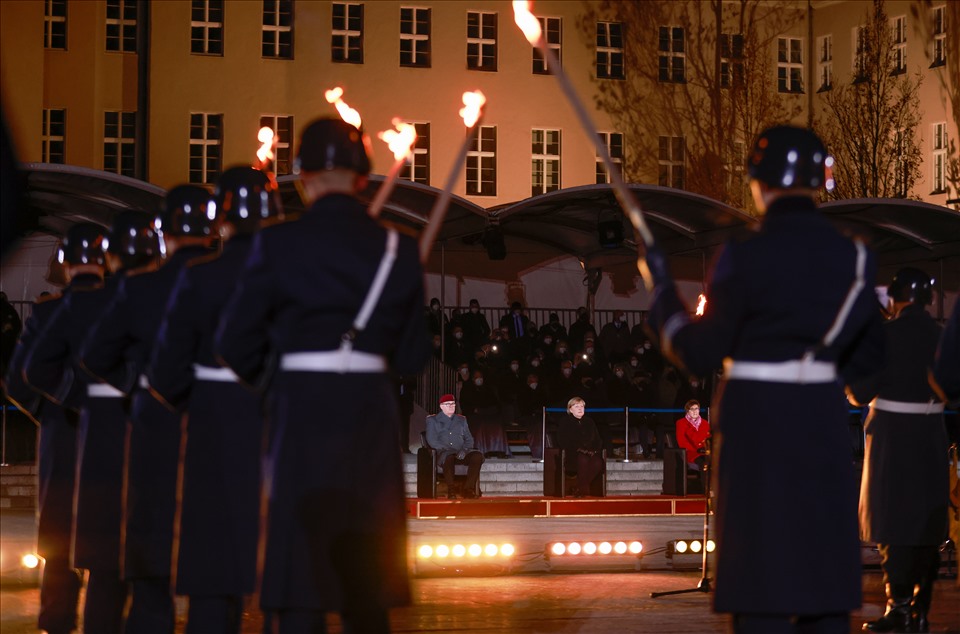 Thủ tướng Angela Merkel phát biểu trong đại quân lễ “Grosser Zapfenstreich“. Ảnh: AFP