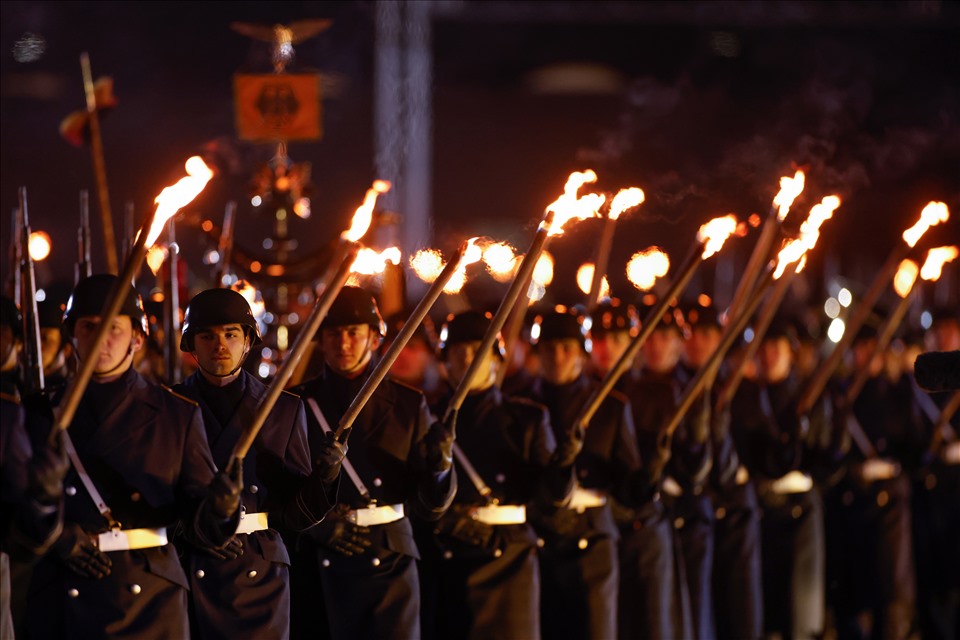 Quân lễ chia tay diễn ra dưới ánh đuốc. Ảnh: AFP