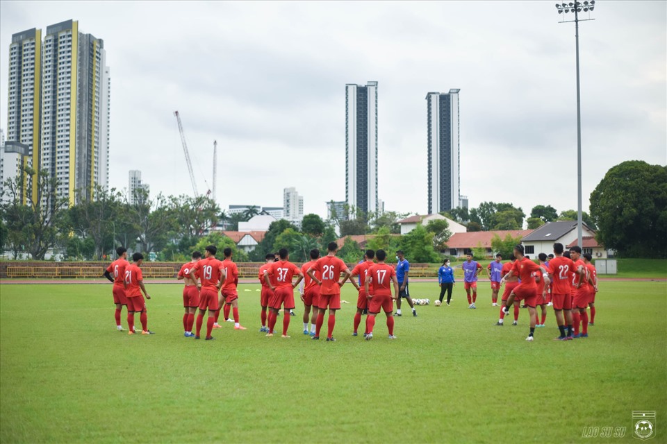 Sau khi có mặt tại Singapore và có kết quả RT-PCR âm tính với COVID-19, đội tuyển Lào đã có buổi tập đầu tiên tại sân Clementi để chuẩn bị cho trận ra quân AFF Cup 2020.