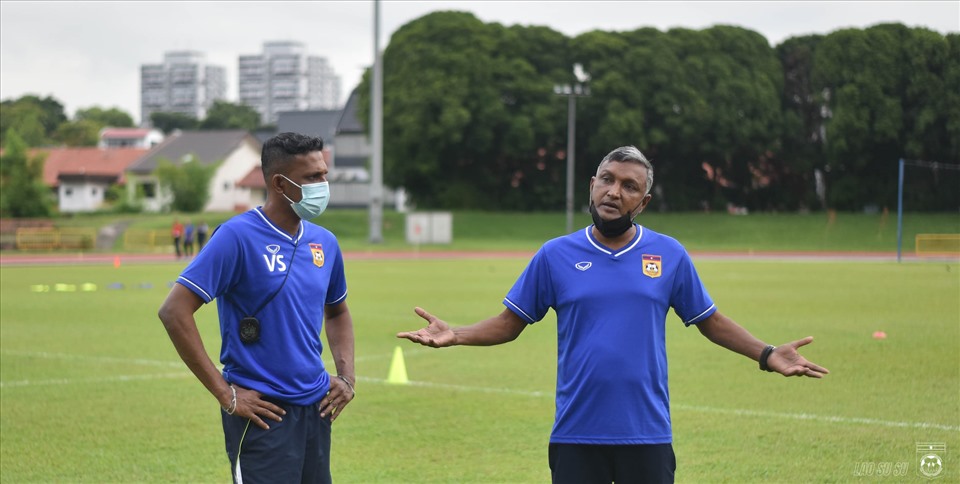 Tại AFF Cup 2020, đội bóng của huấn luyện viên Singapore V. Selvaraj (phải) nằm ở bảng B cùng tuyển Việt Nam, Malaysia, Indonesia và Campuchia. Đội tuyển Lào sẽ đối đầu tuyển Việt Nam trong trận ra quân diễn ra vào ngày 6.12.