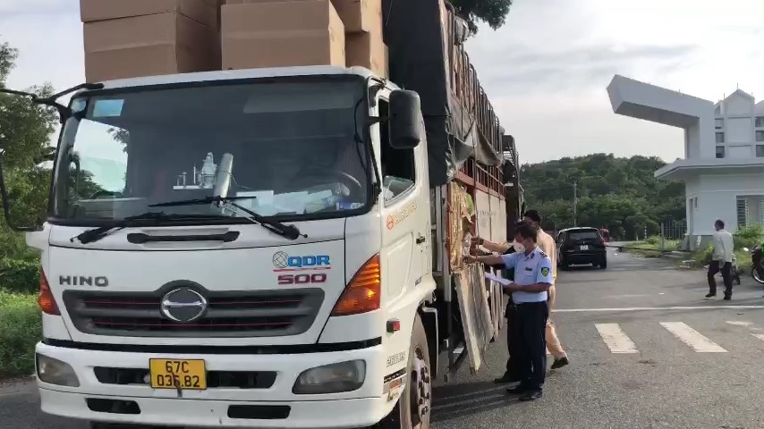Lực lượng chống buôn lậu tỉnh An Giang tiếp tục phát hiện 3 xe ôtô tải vận chuyển hàng không rõ nguồn gốc. Ảnh: VT