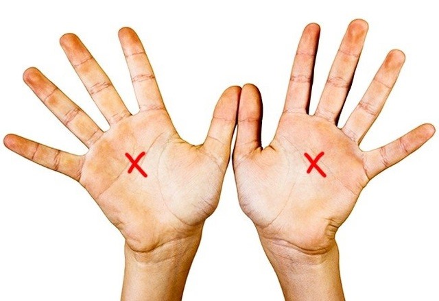 7. Dấu X ở đường chỉ tay  Các đường chỉ tay tạo thành chữ X ở cả hai tay rất hiếm, và đây được cho là dấu hiệu của một cá tính mạnh mẽ. Chỉ 3 % dân số có đặc điểm này.