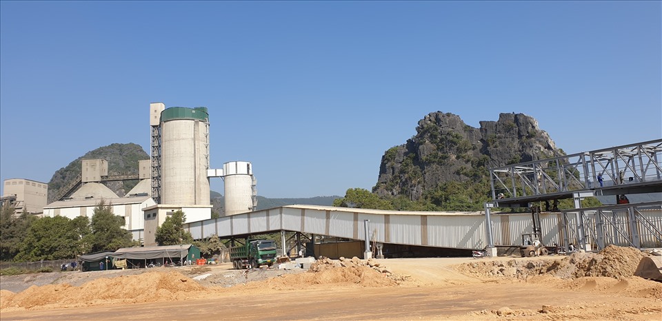 Tuyến băng tải xi măng dài hàng km của Nhà máy xi măng Cẩm Phả. Ảnh: Nguyễn Hùng