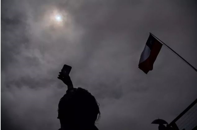 Một người chụp ảnh nhật thực toàn phần năm 2020 ở Chile. Ảnh: AFP