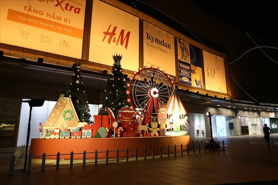 Trong khi đó, trung tâm thương mại Crescent Mall (Quận 7) chỉ trang trí Giáng sinh với tiểu cảnh nhỏ bên ngoài toà nhà.