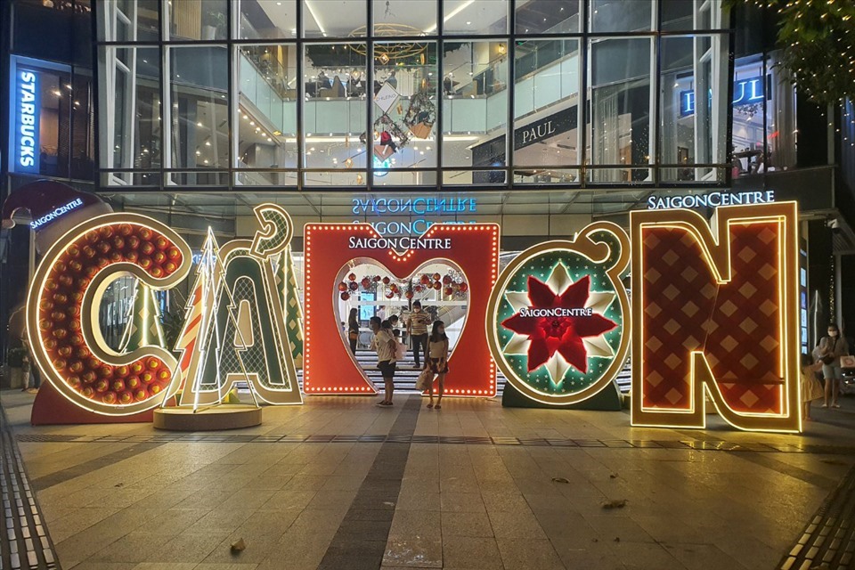 Không gian trang trí Giáng sinh chủ đạo của trung tâm thương mại Saigon Centre được làm nổi bật với dòng chữ “Cám ơn” ngay lối ra vào toà nhà.