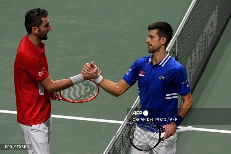 Novak Djokovic thắng Marin Cilic ở trận đánh đơn thứ hai, quân bình tỉ số 1-1 cho Serbia. Ảnh: AFP